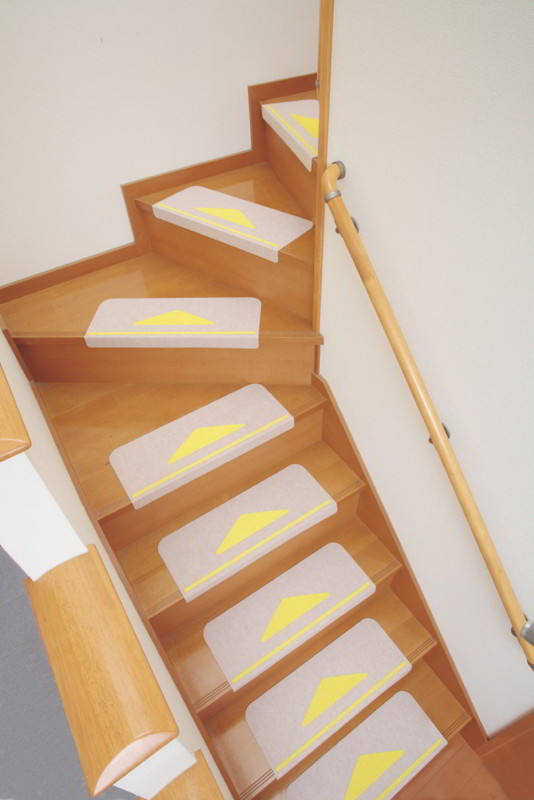 折り曲げ付き階段マット 三角マーク付き